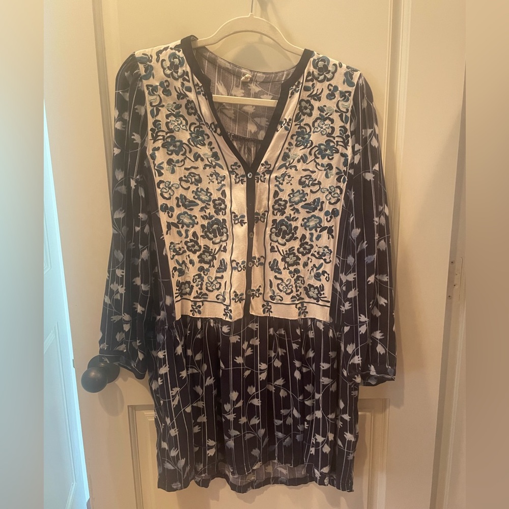 Anthropologie embroidered tunic, Tiny brand. Fits a size medium.